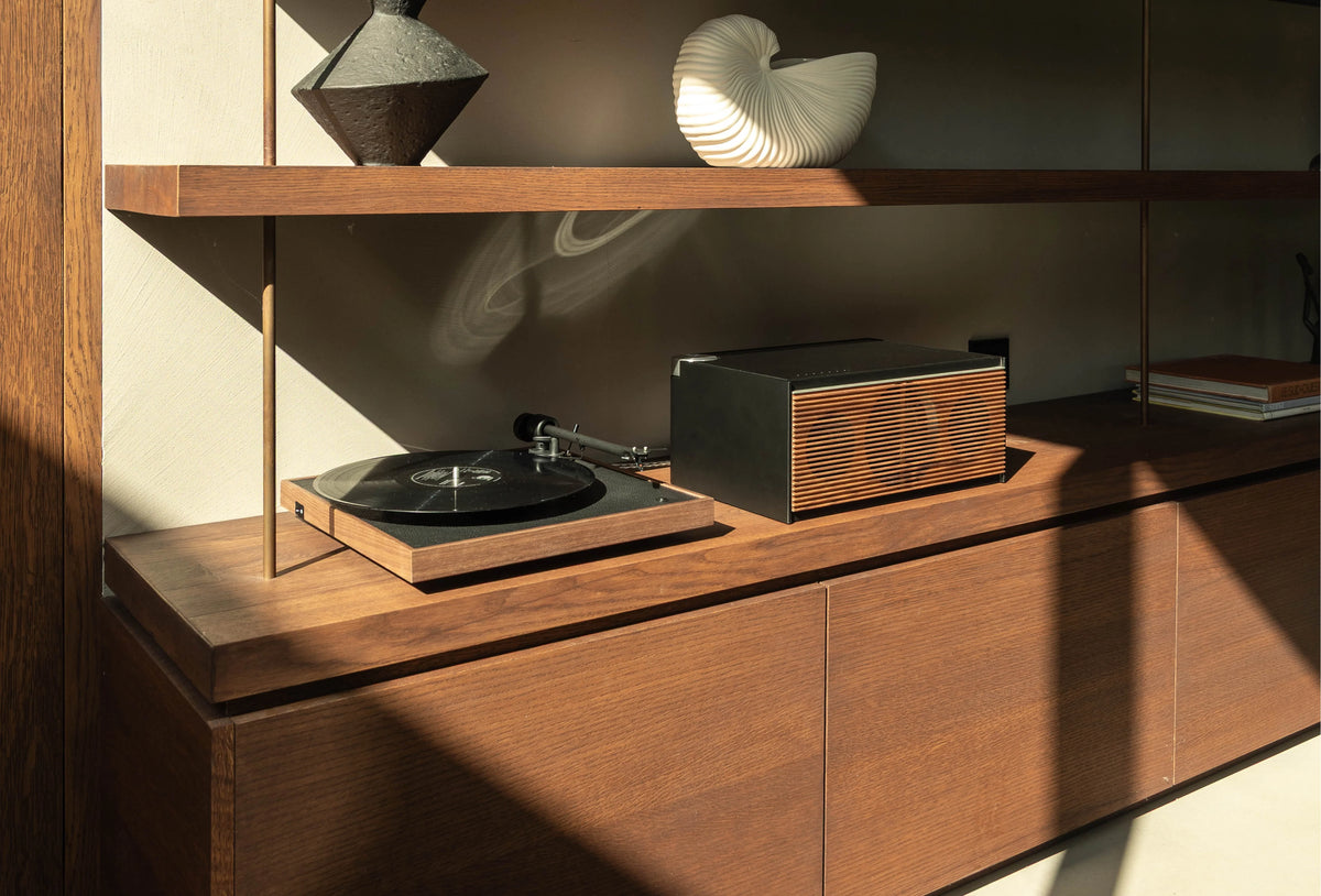 Enceinte design en salon contemporain : allier style et haute-fidélité
