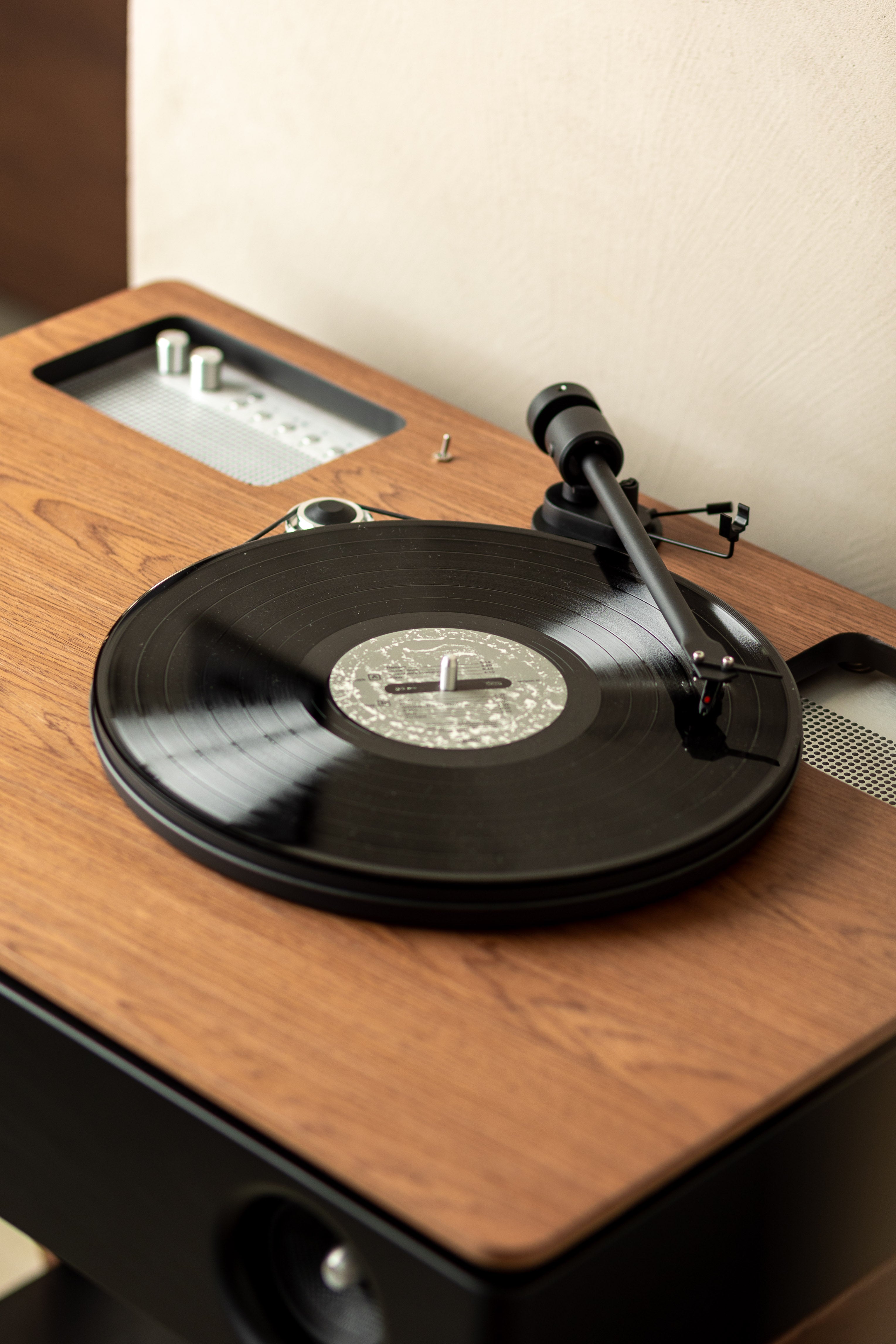 LX Turntable Connect Walnut